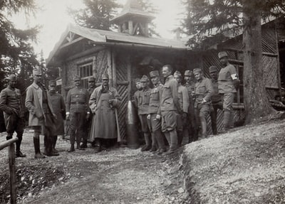 白天士兵站在房子旁边的灰度照片